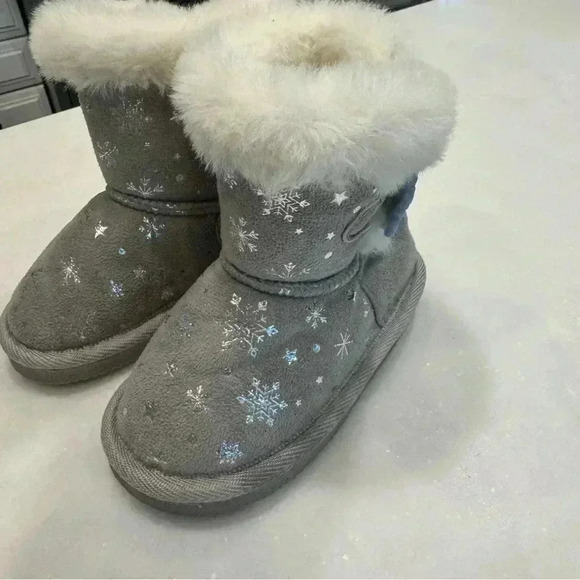 Frozen gray & white w/ snow flakes & rhinestones girls boots size 6 NWOT - Picture 2 of 10